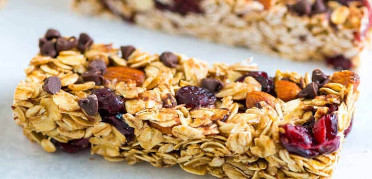 Cùng được làm từ yến mạch nhưng thanh granola dù tiện lợi lại không lành mạnh cho bữa sáng. Ảnh minh họa. 