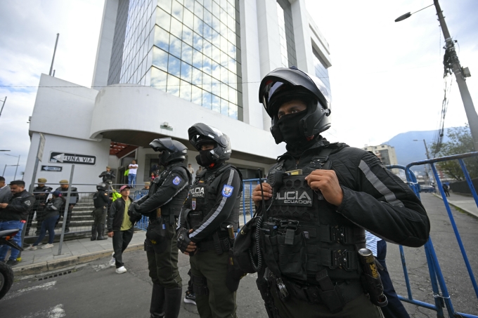Cảnh sát đảm bảo an ninh bên ngoài Tòa Công lý Quốc gia Ecuador ở thủ đô Quito ngày 12/4. Ảnh: AFP