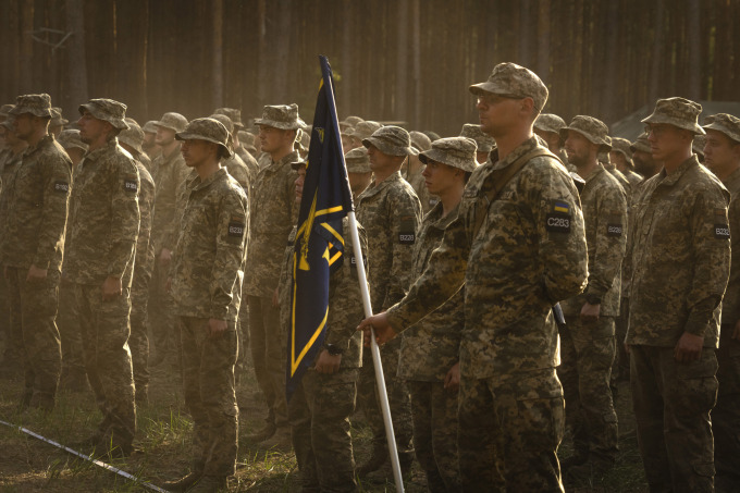 Tân binh Ukraine tham dự lễ kết thúc khóa huấn luyện tại căn cứ quân sự gần Kiev ngày 3/4. Ảnh: AP
