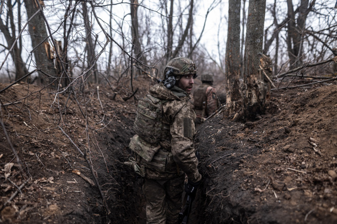 Binh sĩ Ukraine bên dưới chiến hào ở vùng Kharkov, miền đông đất nước, hôm 10/3. Ảnh: AFP