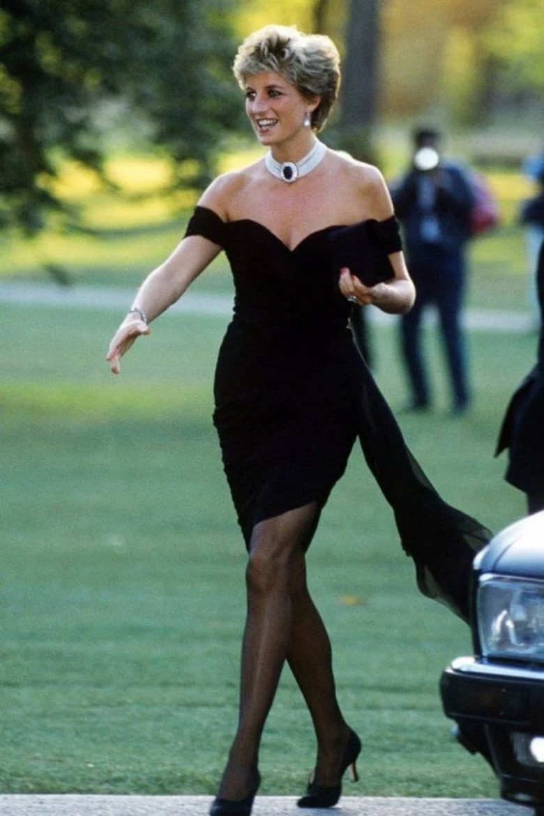 Công nương Diana trong thiết kế váy đen của Christina Stambolian trở thành một trong những khoảnh khắc lịch sử của thời trang với vẻ đẹp sang trọng vượt thời gian. 
