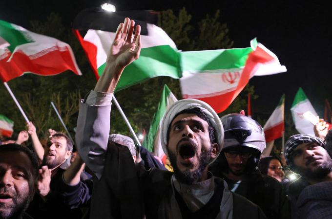 Người dân thủ đô Tehran tuần hành ủng hộ chính phủ vào rạng sáng 14/4, sau khi Iran tập kích Israel. Ảnh: AFP