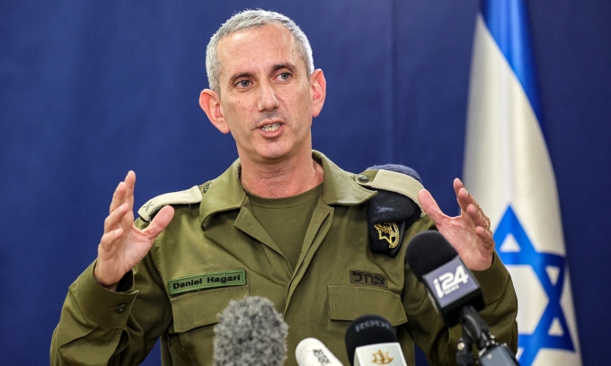 Phát ngôn viên quân đội Israel (IDF) Daniel Hagari phát biểu tại Tel Aviv hồi tháng 10/2023. Ảnh: AFP