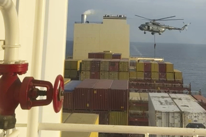 Đặc nhiệm IRGC đu dây từ trực thăng đổ bộ lên tàu hàng MSC Aries vào ngày 13/4 ở eo biển Hormuz. Ảnh: AP