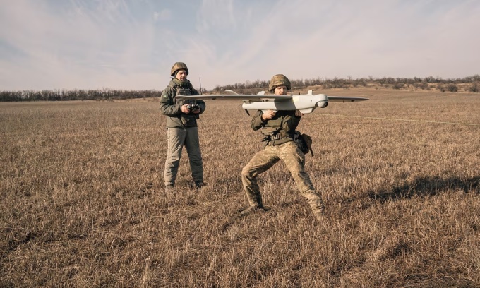 Hai binh sĩ Ukraine chuẩn bị phóng một UAV trinh sát về phía Nga ở miền đông nước này hồi tháng hai. Ảnh: Washington Post