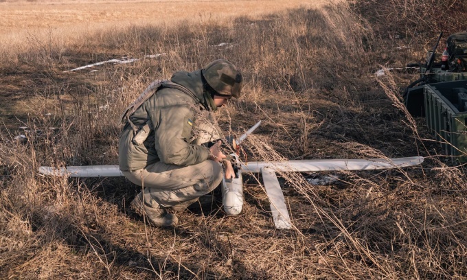 Binh sĩ Ukraine lắp ráp các bộ phận cho một UAV trinh sát. Ảnh: Washington Post