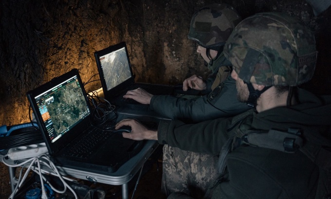Các binh sĩ Ukraine theo dõi cảnh quay từ UAV trinh sát. Ảnh: Washington Post