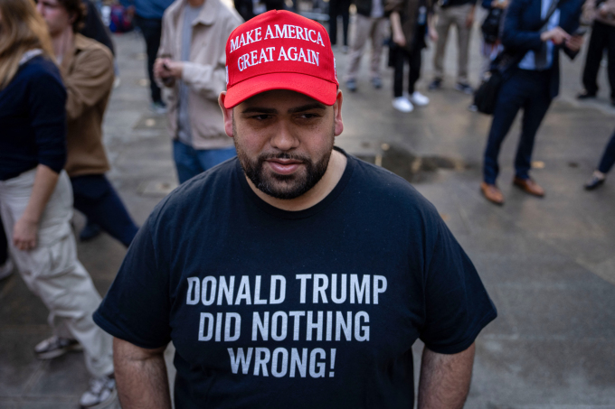 Người ủng hộ Trump mặc áo có dòng chữ Donald Trump không làm gì sai! bên ngoài tòa án ở New York ngày 15/4. Ảnh: AFP