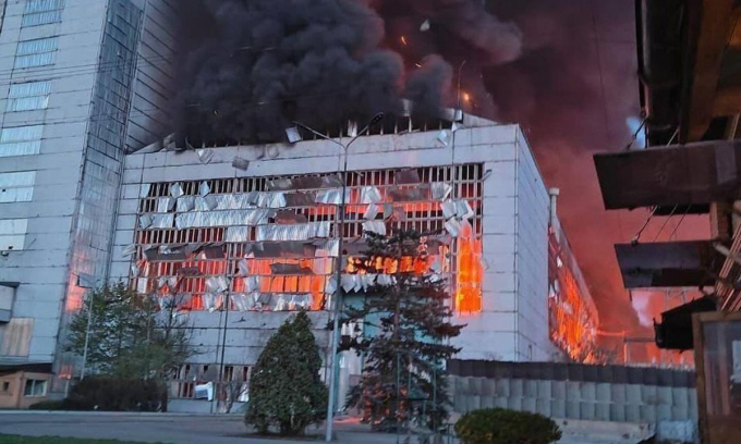 Nhà máy nhiệt điện Tripolskaya ở tỉnh Kiev, Ukraine bốc cháy sau trận tập kích của Nga ngày 11/4. Ảnh: Obyednani24