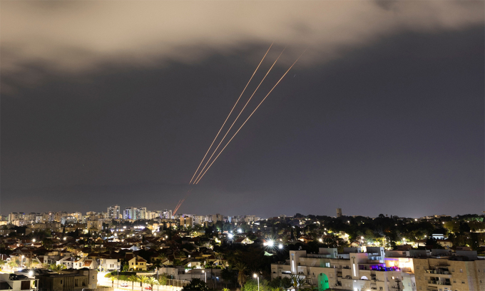 Vệt đạn tên lửa phòng không Israel trên bầu trời ngày 14/4. Ảnh: Reuters