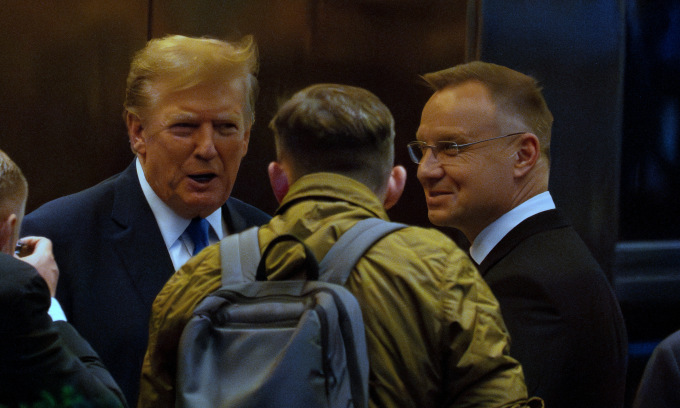 Ông Trump (trái) và Tổng thống Duda bên ngoài Trump Tower ở New York, Mỹ, hôm 17/4. Ảnh: Reuters