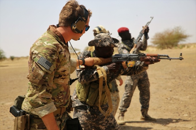 Quân nhân Mỹ huấn luyện tác chiến cho đặc nhiệm Chad vào năm 2017 tại Massaguet. Ảnh: USAFRICOM