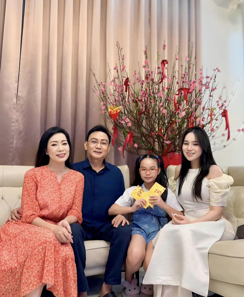 Tổ ấm hạnh phúc của Á hậu Trịnh Kim Chi cùng chồng doanh nhân và hai ái nữ xinh xắn. 