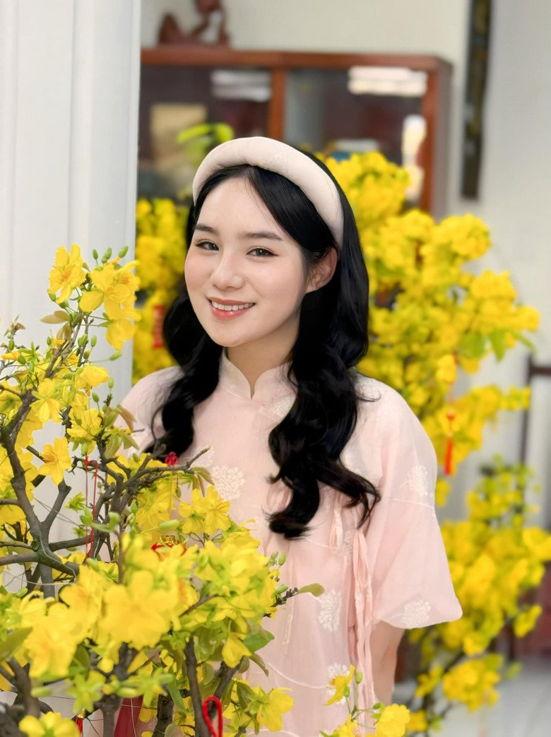 Visual ngọt ngào, xinh đẹp cùng lan da trắng mịn của Khánh Ngân ở độ tuổi trưởng thành được khen ngợi đẹp hơn cả mẹ Á hậu. 