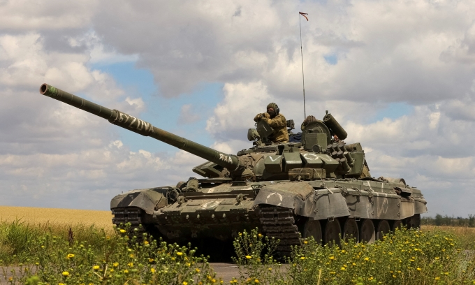 Xe tăng của quân đội Nga tại Zaporizhzhia hồi tháng 7/2022. Ảnh: Reuters