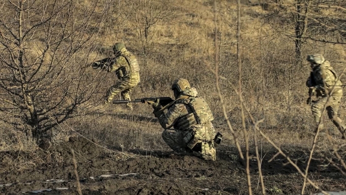Lính Nga tại một địa điểm không xác định ở Ukraine, trong ảnh do cơ quan báo chí của Bộ Quốc phòng Nga công bố ngày 9/4. Ảnh: AP