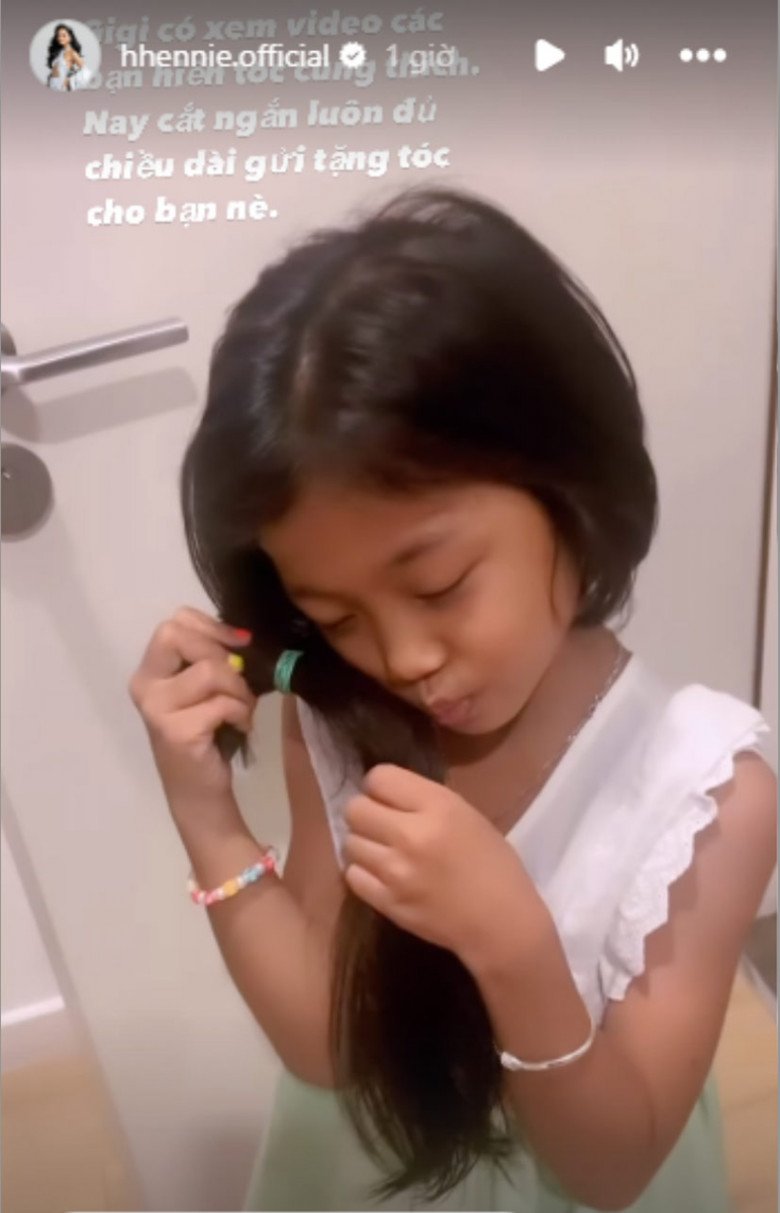 HHen Niê chia sẻ hình ảnh Gigi biết hiến tóc cho những bệnh nhân, một hành động đẹp của cô bé 9 tuổi được người hâm mộ khen ngợi hết lời.