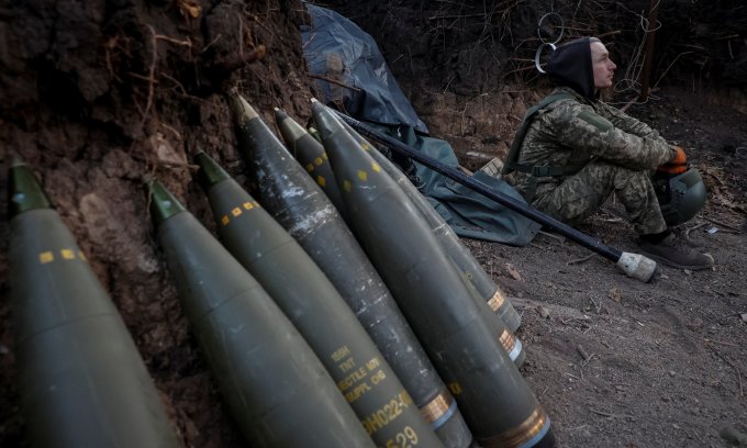 Lính pháo binh Ukraine triển khai ở mặt trận Donetsk hôm 20/4. Ảnh: Reuters
