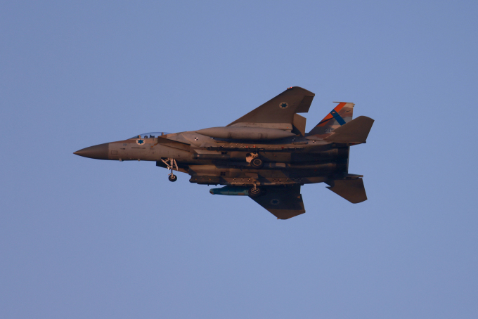 Tiêm kích F-15 của quân đội Israel bay trên bầu trời miền trung nước này ngày 15/4. Ảnh: AFP