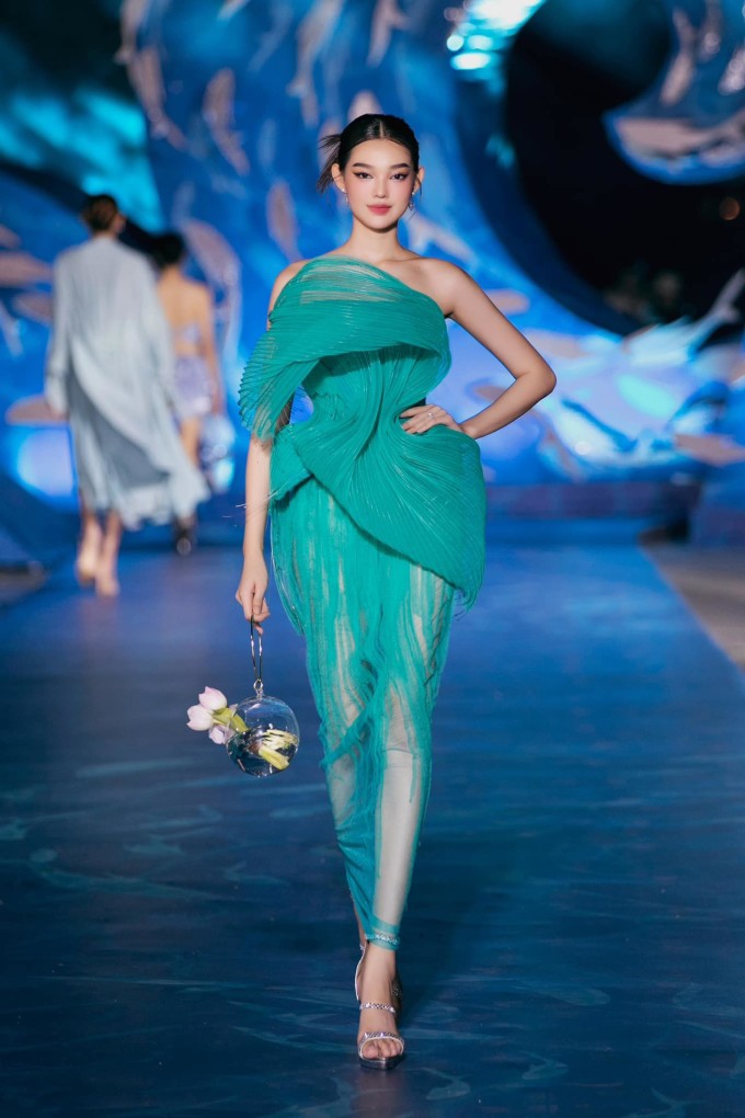 Sau khi dừng chân đầy tiếc nuối tại cuộc thi Hoa hậu, Bé Quyên trở thành nàng thơ của nhiều NTK và càn quét khắp các sàn catwalk bởi thể hình cân đối và gương mặt độc đáo. 