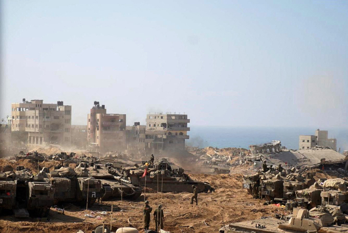 Binh sĩ và xe tăng Israel tại một địa điểm ở miền bắc Dải Gaza vào tháng 11/2023. Ảnh: AFP