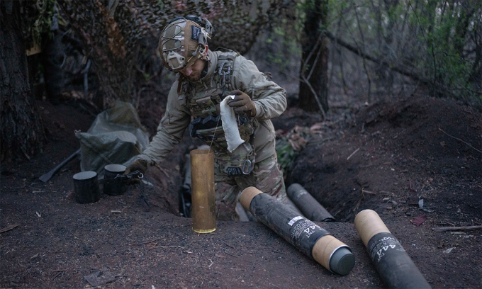 Binh sĩ Ukraine chuẩn bị đạn pháo trên tiền tuyến ngày 11/4. Ảnh: AP