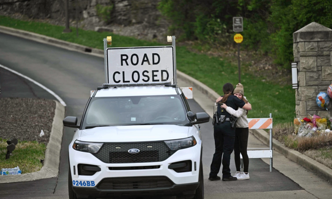 Cảnh sát an ủi một người phụ nữ tại lối vào trường Covenant ở thành phố Nashville, bang Tennessee sau vụ xả súng tháng 3/2023. Ảnh: AFP