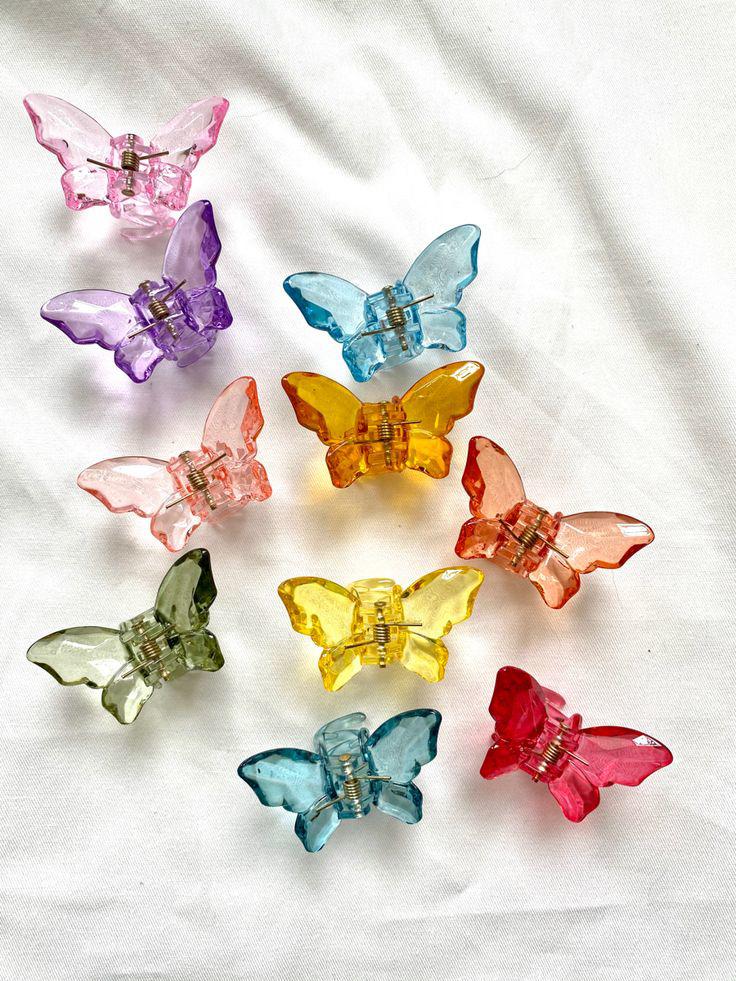 Butterfly Clips: Các kẹp hình bướm nổi tiếng đã trở thành biểu tượng của thập kỷ này, thường được sử dụng để thêm điểm nhấn và màu sắc cho mái tóc.
