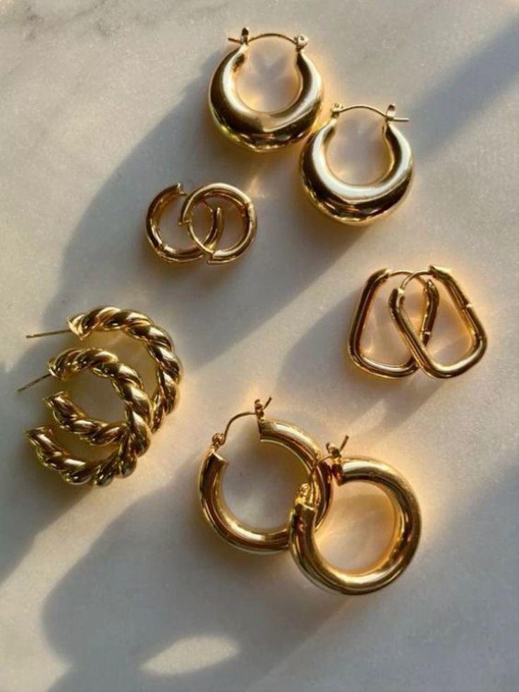 Hoop Earrings: Những chiếc bông tai vòng tròn lớn thường được thấy trên các người nổi tiếng và là một biểu tượng của phong cách thời đại, tạo ra một vẻ ngoài nổi bật và phóng khoáng.