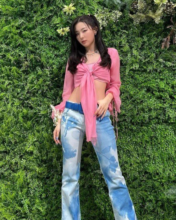 Ngoài quần jeans, kiểu dáng cạp trễ còn được lăng xê trong các mẫu váy sành điệu của hội chị em.