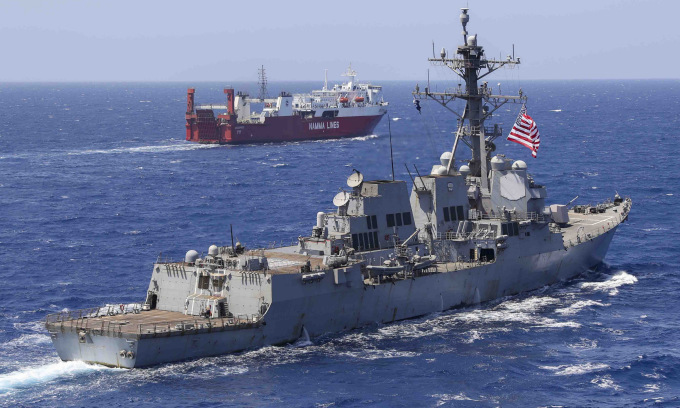 Tàu khu trục USS Truxtun của Mỹ hộ tống tàu thương mại trên Biển Đỏ hồi tháng 5/2023. Ảnh: US Navy
