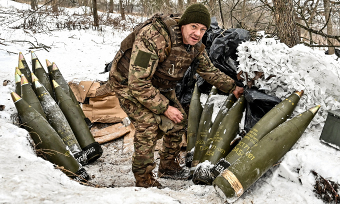 Lính Ukraine cùng đạn pháo 155 mm tại mặt trận Zaporizhzhia hồi tháng 1. Ảnh: Reuters