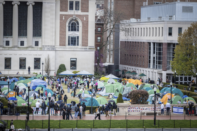 Người biểu tình dựng lều trong khuôn viên Đại học Columbia ở New York, ngày 24/4. Ảnh: AP