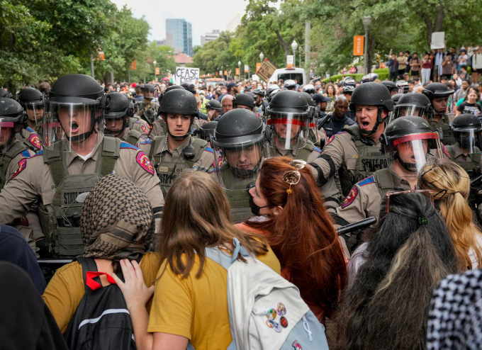 Cảnh sát đối mặt sinh viên biểu tình ủng hộ Palestine tại Đại học Texas, ngày 24/4. Ảnh: Reuters