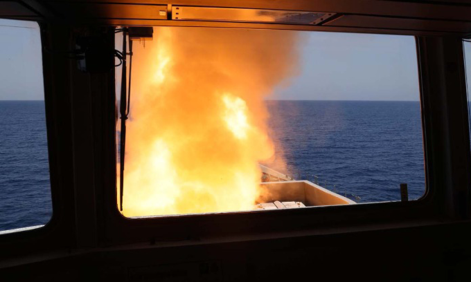 Khoảnh khắc HMS Diamond khai hỏa tên lửa đánh chặn đòn đánh của Houthi hôm 24/4. Ảnh: Hải quân Anh
