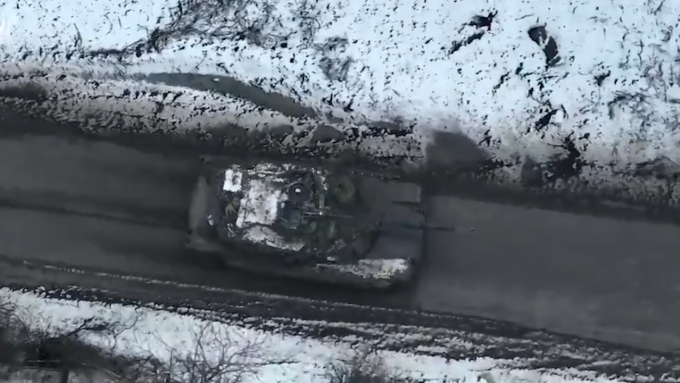 Xe tăng Abrams tác chiến gần Avdeevka trong video do BQP Ukraine đăng ngày 23/2. Ảnh chụp từ video