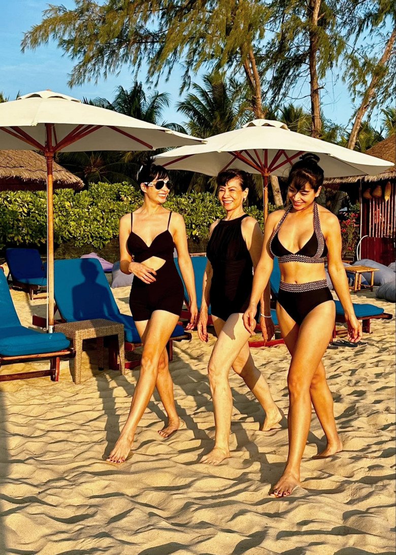 Trong hình ảnh được đăng tải mới đây, ba thế hệ của nhà cựu siêu mẫu diện bikini khoe vóc dáng trẻ trung, nuột nà khiến người xem trầm trồ. 