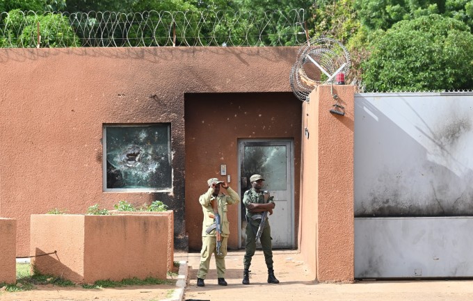 Cảnh sát Niger bên ngoài đại sứ quán Pháp ở thủ đô Niamey ngày 28/8/2023. Ảnh: AFP