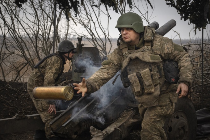 Binh sĩ Ukraine bắn pháo vào các vị trí của Nga trên tiền tuyến gần thành phố Avdeevka, vùng Donetsk, hồi tháng ba. Ảnh: AP
