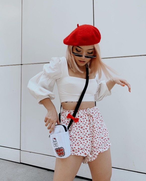 Nếu bạn là một cô gái sành điệu, hãy thử thách với những set đồ nổi bật và bắt mắt hơn như kết hợp trang phục đỏ và trắng cùng chiếc mũ nồi họa sĩ đậm chất nghệ thuật.