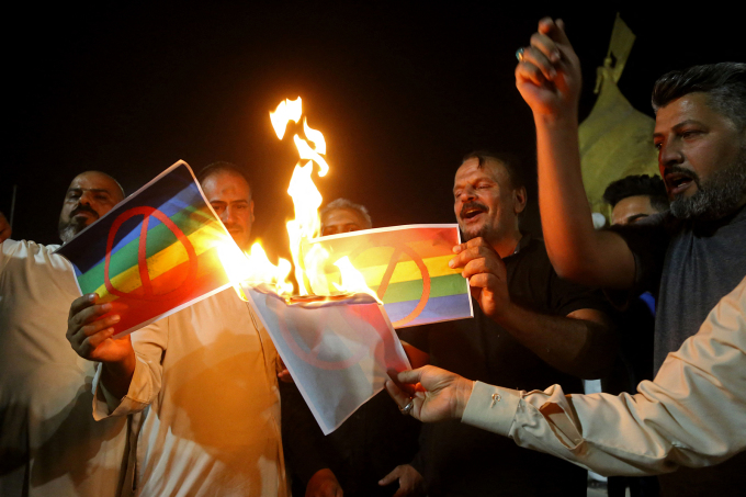Người dân đốt áp phích mô phỏng cờ LGBTQ+ trong cuộc biểu tình ở thành phố Karbala, miền trung Iraq tháng 6/2023. Ảnh: AFP