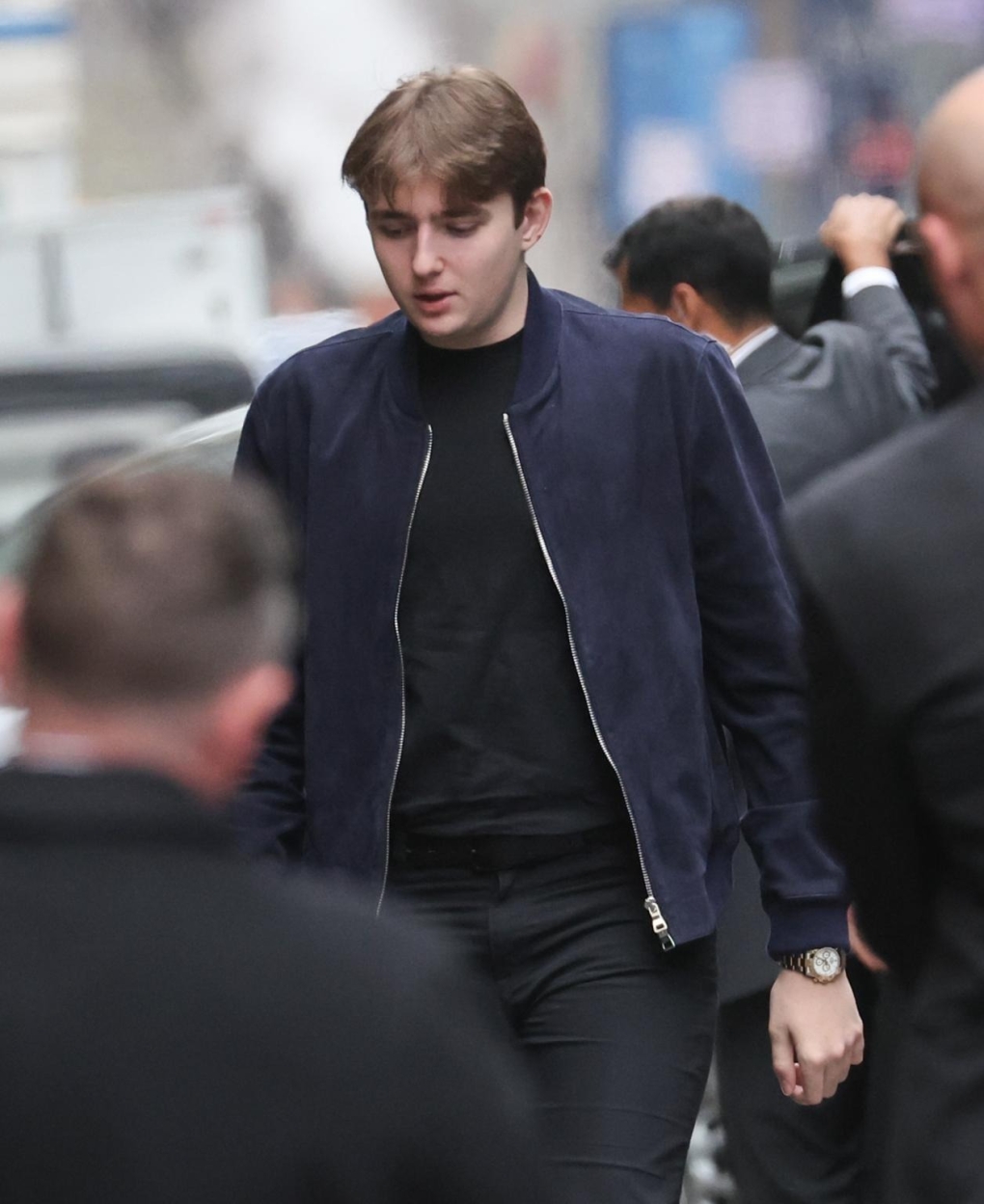 Barron Trump diện phong cách đơn sắc, tạo vẻ sang trọng bằng đồng hồ Rolex Daytona. Ảnh: Nypost