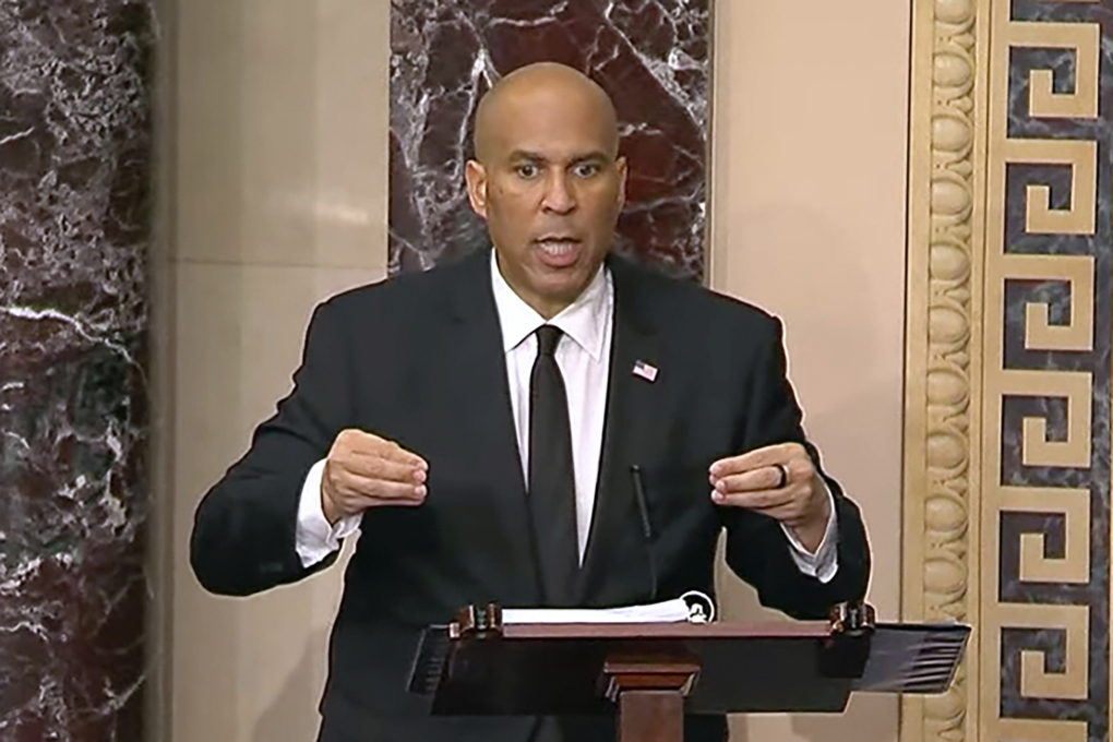 Nghị sĩ Dân chủ Cory Booker, bang New Jersey, diễn thuyết tại Thượng viện Mỹ ngày 1/4. Ảnh: AP