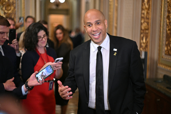 Thượng nghị sĩ New Jersey Cory Booker trả lời báo giới tại Đồi Capitol ngày 1/4. Ảnh: AFP