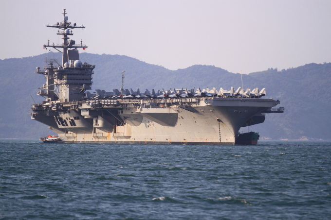 Tàu sân bay USS Carl Vinson của Mỹ neo tại căn cứ hải quân Hàn Quốc trong chuyến thăm Busan hồi tháng 11/2023. Ảnh: AFP