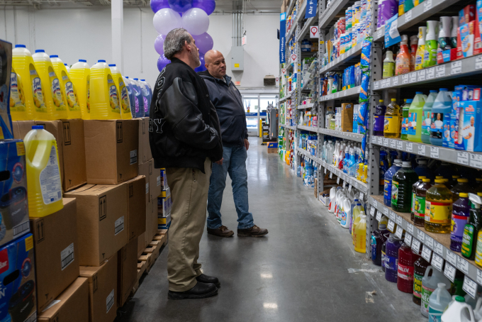 Khách hàng tại một cửa hàng về đồ dùng nhà cửa ở Brooklyn, New York City tháng 1/2024. Ảnh: AFP