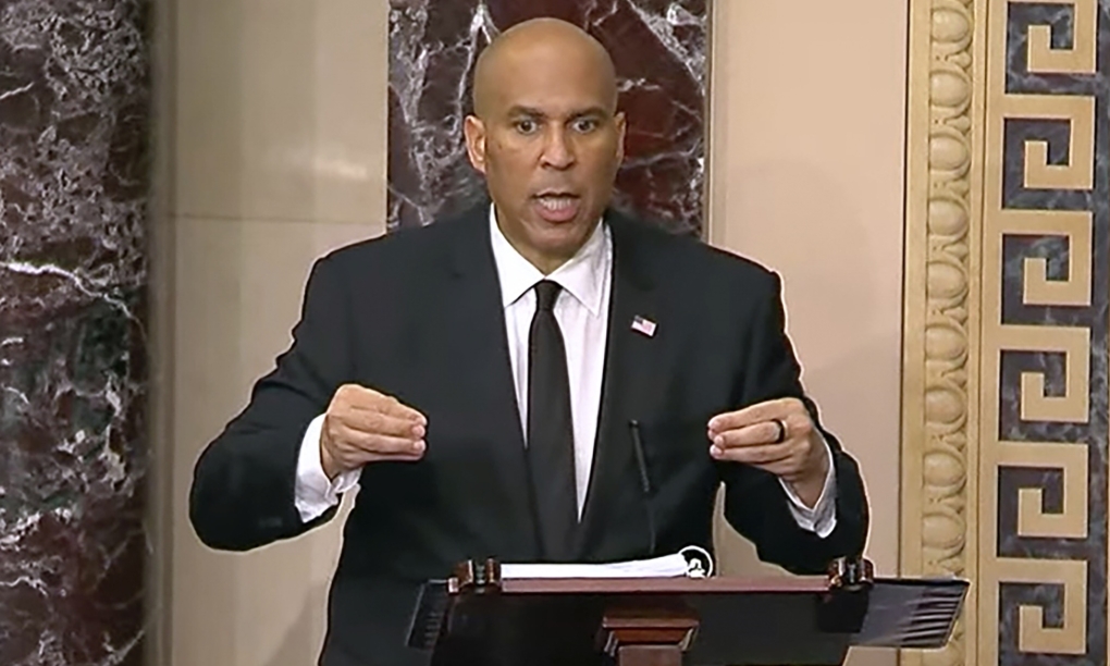 Nghị sĩ Dân chủ Cory Booker, bang New Jersey, diễn thuyết tại Thượng viện Mỹ ngày 1/4. Ảnh: AP