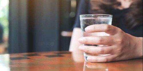 Cần đi kiểm tra nếu cơ thể rơi vào tình trạng khát nước liên tục. (Ảnh minh họa).