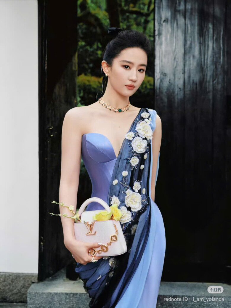 Lưu Diệc Phi xuất hiện tại sự kiện với thần thái rạng ngời cùng nhan sắc rực rỡ