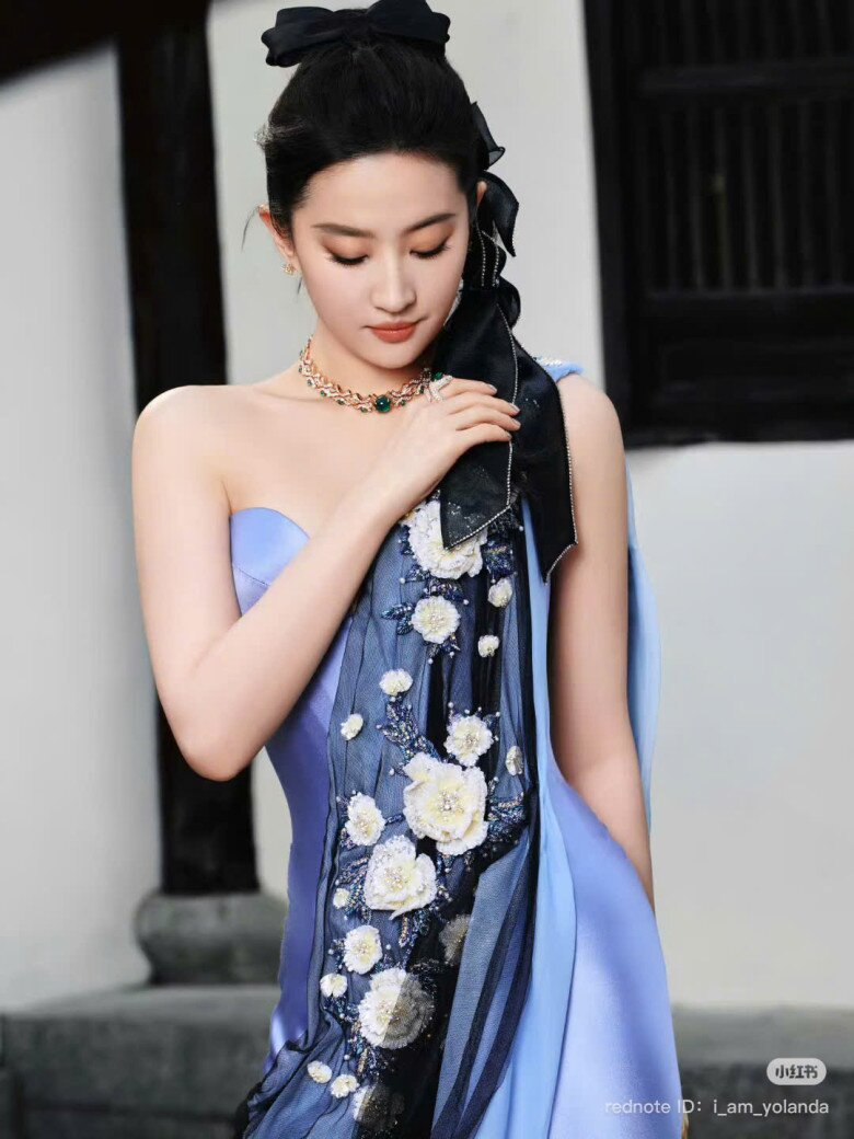 Vẫn như những lần xuất hiện khác, nhan sắc Lưu Diệc Phi luôn là tâm điểm của sự chú ý